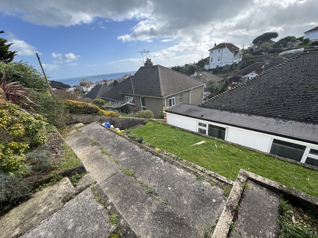 Lot: 93 - SEMI-DETACHED BUNGALOW IN QUIET CUL-DE-SAC - Rear garden showing sea view